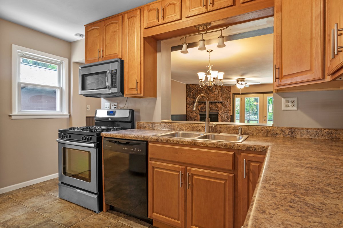 JGkeepitreal's tweet photo. New Listing: 14 Circle Drive, SpfldIL. 3 bed, 1.5 bath, 1,367 sq. ft. $159,900. Living room and family room with wood-burning fireplace. Basement unfinished but spacious. Backyard has walk-out deck. Call Daniel Nika (217.971.3383). https://t.co/H03TfxsrdI. #jgteam https://t.co/FTmVF3PqI7