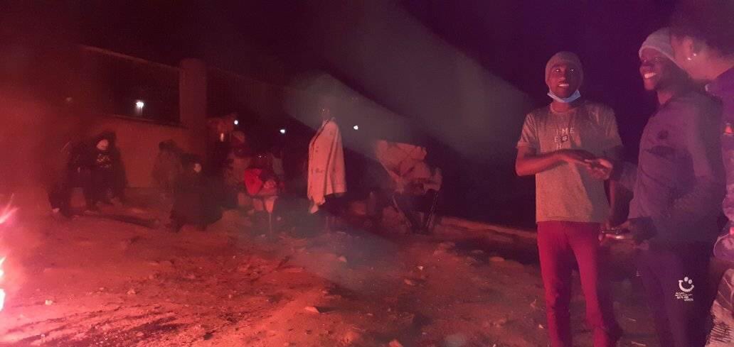 Dasmangas's tweet photo. São pais e encarregados de educação aqui no Lubango a dormirem na escola Nro 50 para amanhã conseguirem uma vaga para matricularem os seus filhos… https://t.co/KrlUM8eopc