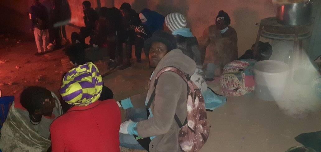 Dasmangas's tweet photo. São pais e encarregados de educação aqui no Lubango a dormirem na escola Nro 50 para amanhã conseguirem uma vaga para matricularem os seus filhos… https://t.co/KrlUM8eopc