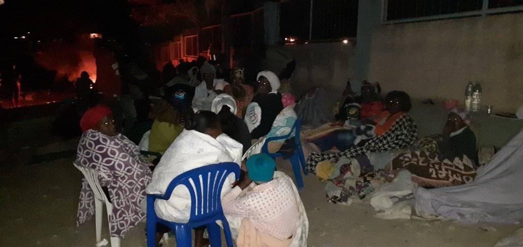 Dasmangas's tweet photo. São pais e encarregados de educação aqui no Lubango a dormirem na escola Nro 50 para amanhã conseguirem uma vaga para matricularem os seus filhos… https://t.co/KrlUM8eopc