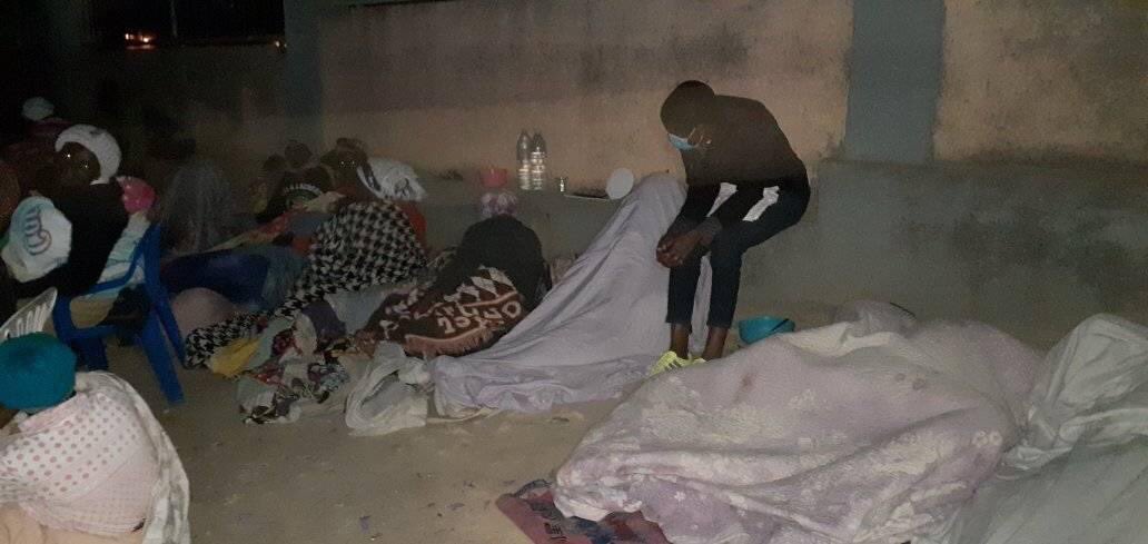 São pais e encarregados de educação aqui no Lubango a dormirem na escola Nro 50 para amanhã conseguirem uma vaga para matricularem os seus filhos…