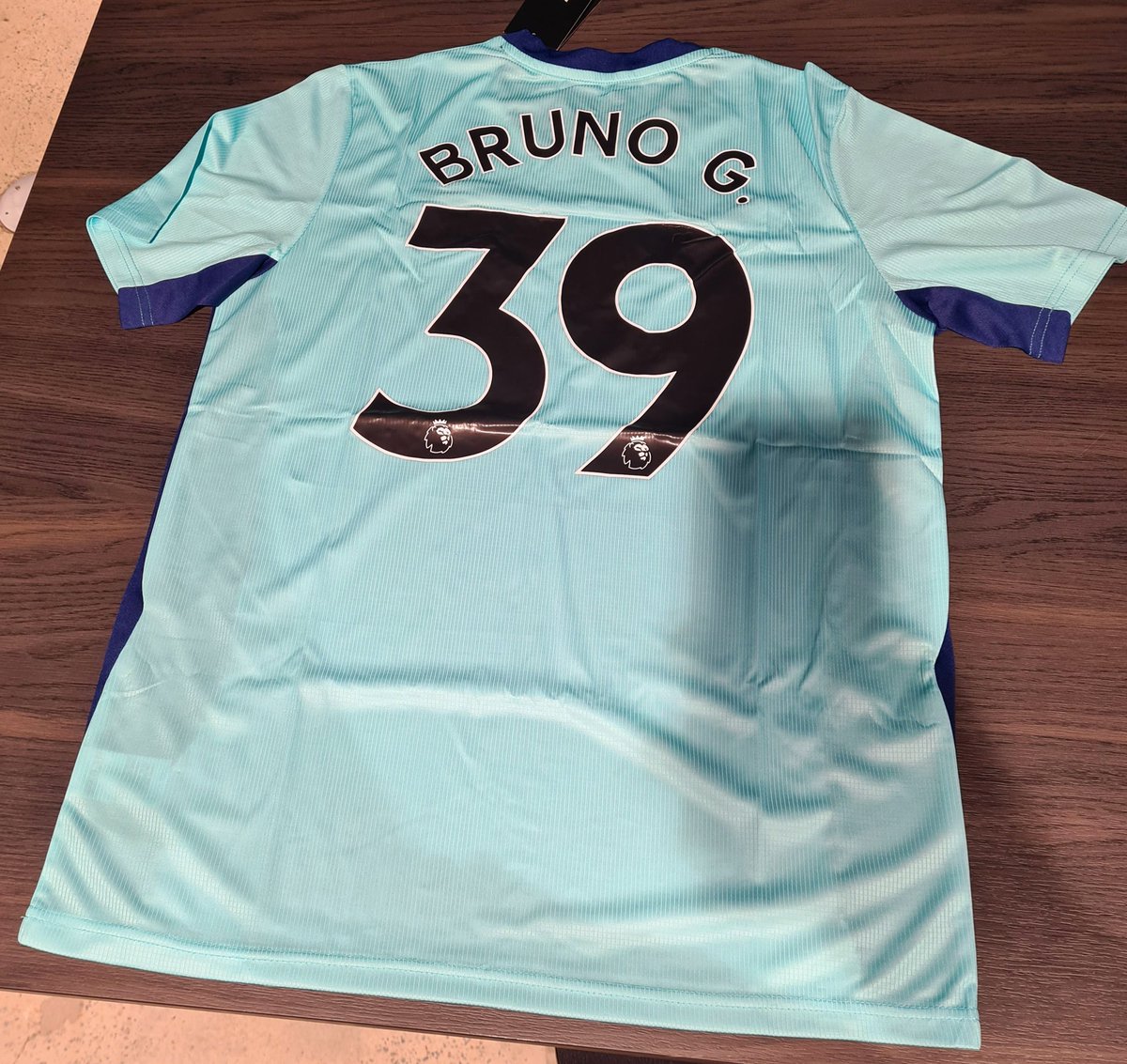 Nice little rare arrival at my Sydney desk #Newcastle #NUFC #toon