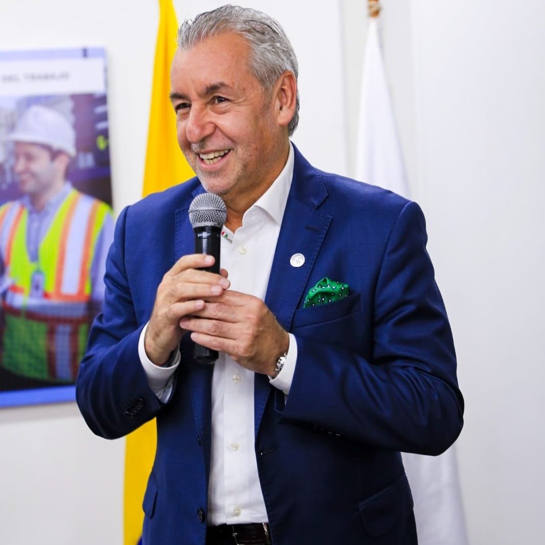 fjmurielandrade's tweet photo. Quiero felicitar al nuevo Director General de @SENAComunica @JorgeELondonoU al asumir su nuevo cargo. Esperamos poder aportar a su política fundamental de atención a las comundidades rurales con las acciones que en este sentido venimos desarrollando desde @SENA_RValle. https://t.co/zVTlNvGdx4