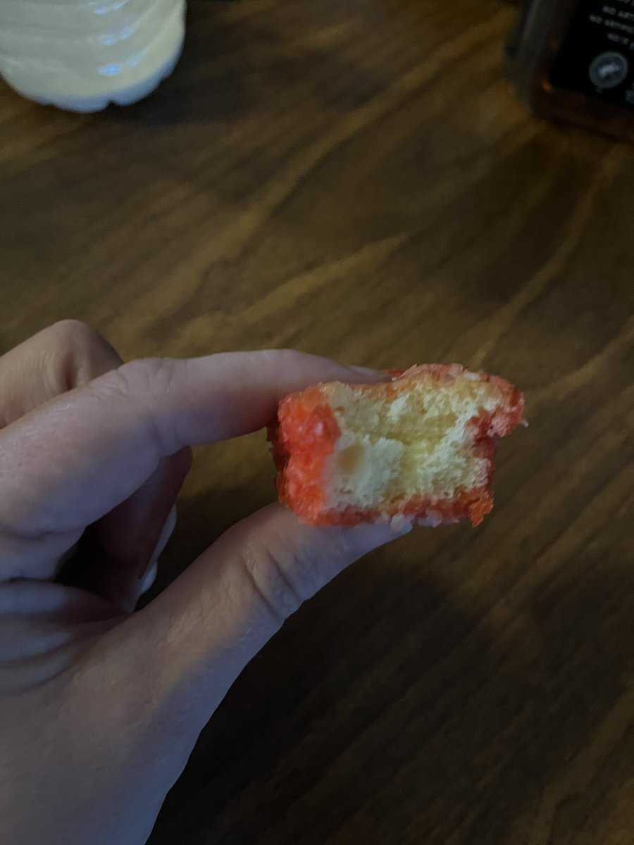 amandakb69's tweet photo. Seriously @Hostess_Snacks.  A whole box of raspberry zingers and half of them have no crème filling!!! https://t.co/1uxLxguf8c