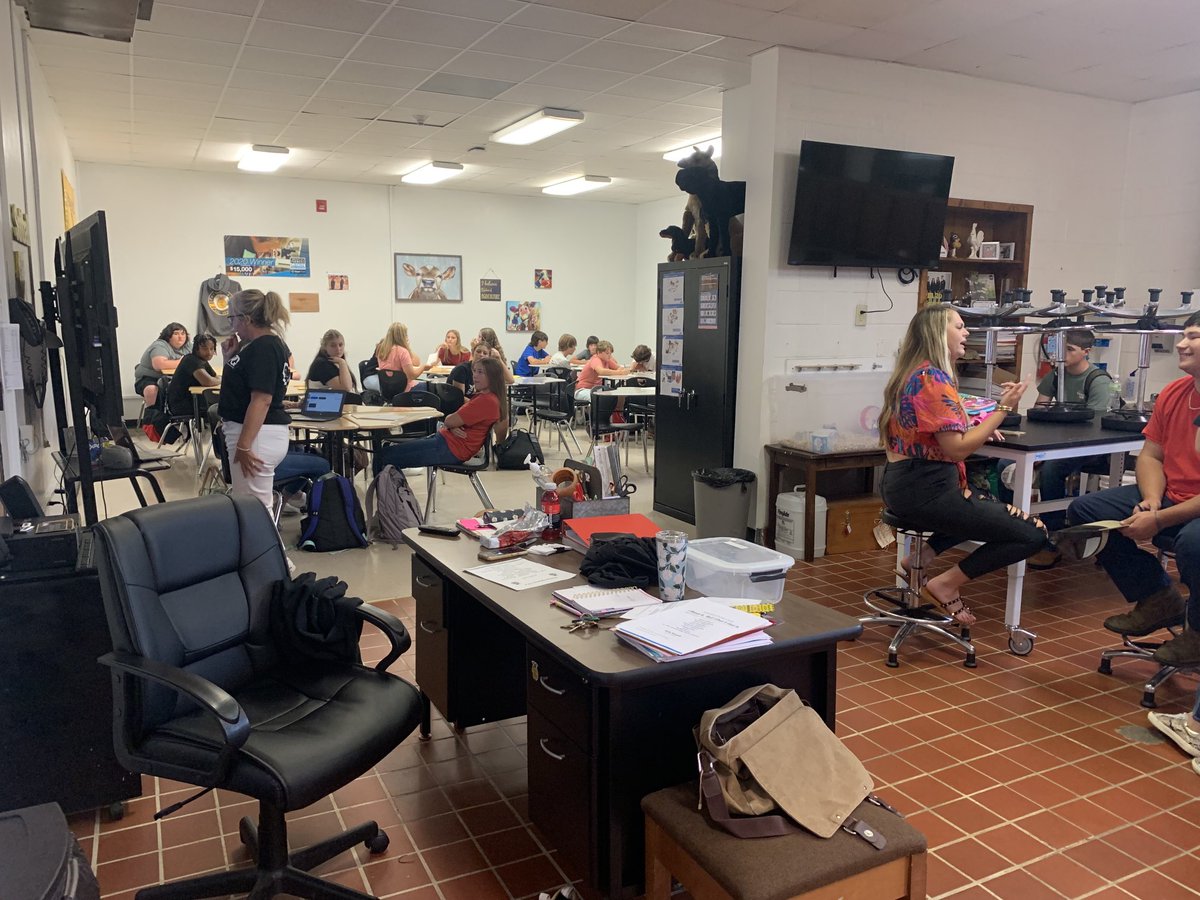 You don’t usually see these classes sitting still for long.  Syllabus, rituals and expectations were shared in our CTE classes today. ⁦@lifestrapestry⁩ #everychildeverychanceeveryday