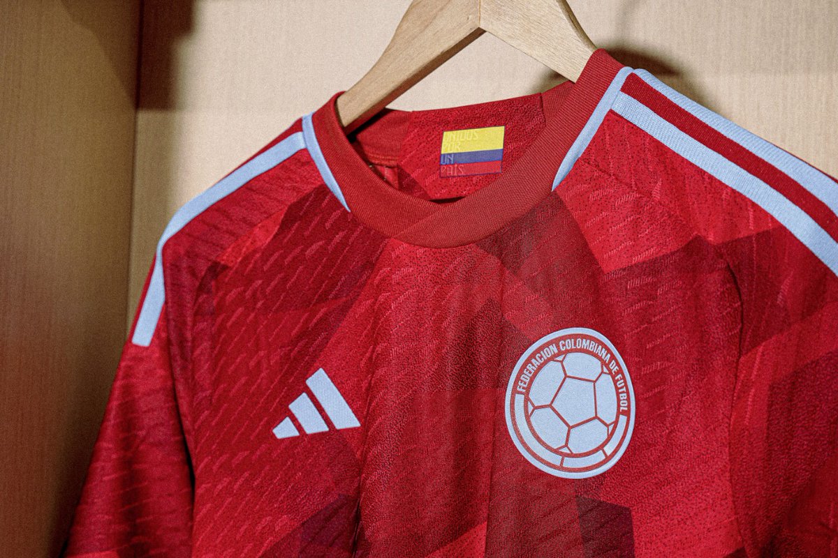 GolCaracol's tweet photo. Este lunes se confirmó la segunda camiseta de la Selección Colombia 🇨🇴. ¿Le gustó la prenda?

1⃣Sí ❤️
2⃣NO🔁

Los leemos... https://t.co/Y8mMhk15eV