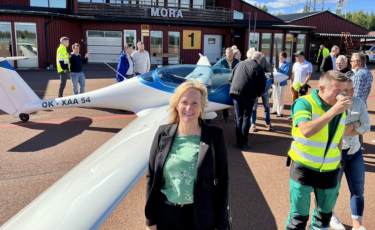 flygplatser's tweet photo. ELFLYG En mycket stolt kommunstyrelseordförande Anna Hed @Centerpartiet fick flyga med det första elflygplanet som landat på Mora-Siljan flygplats under Elflygsturnén i mellersta Sverige. #FirstFlight @flygplatser @GronFlygplats @FlyGreenFund @heartaerospace @PureFlightS https://t.co/tCrrhKwS1x