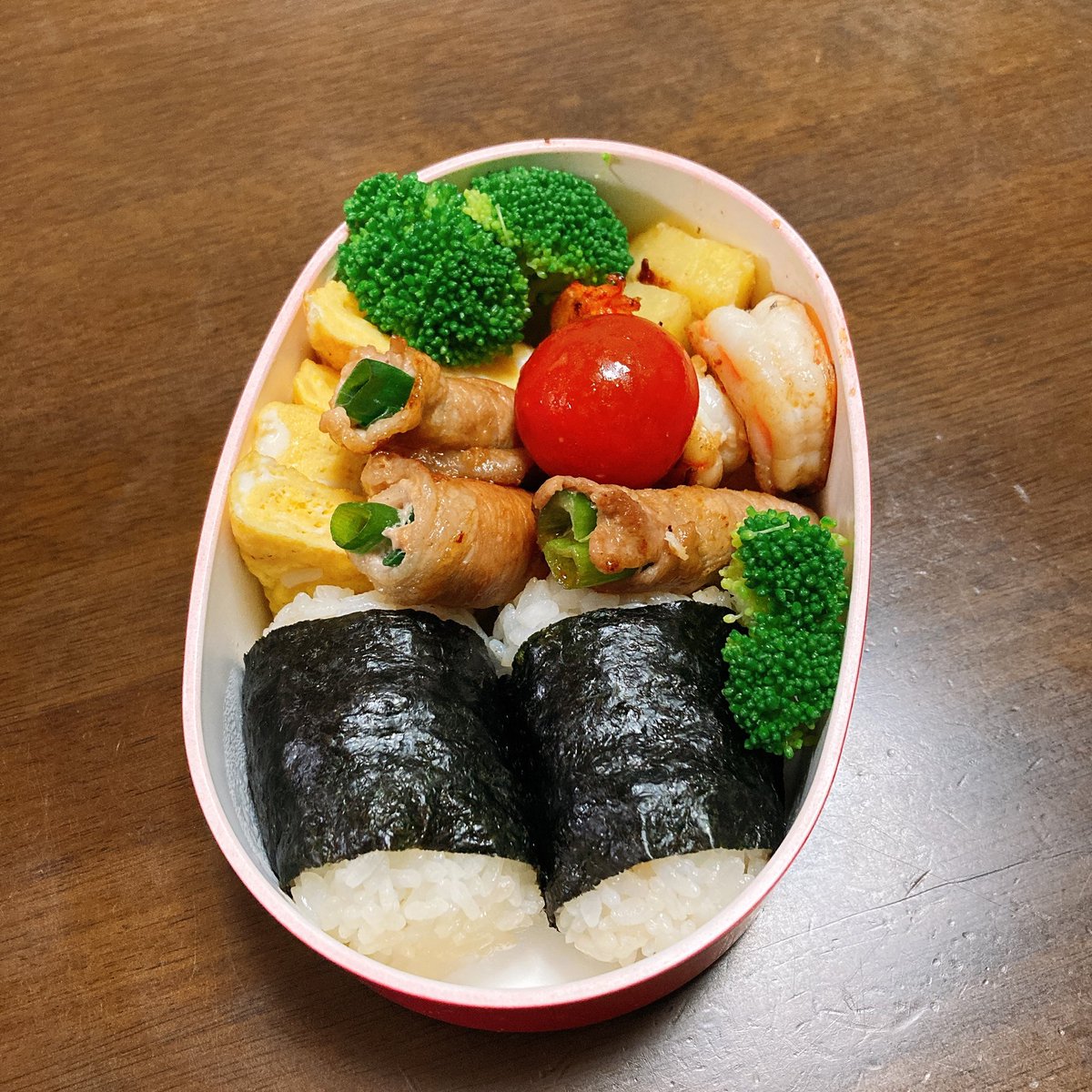 おはようございます☀️
今日のお弁当
・昆布おにぎり
・葱の肉巻き
・卵焼き
・茹で海老
・ブロッコリー、ミニトマト、ポテト

体育祭頑張ります！
#お弁当