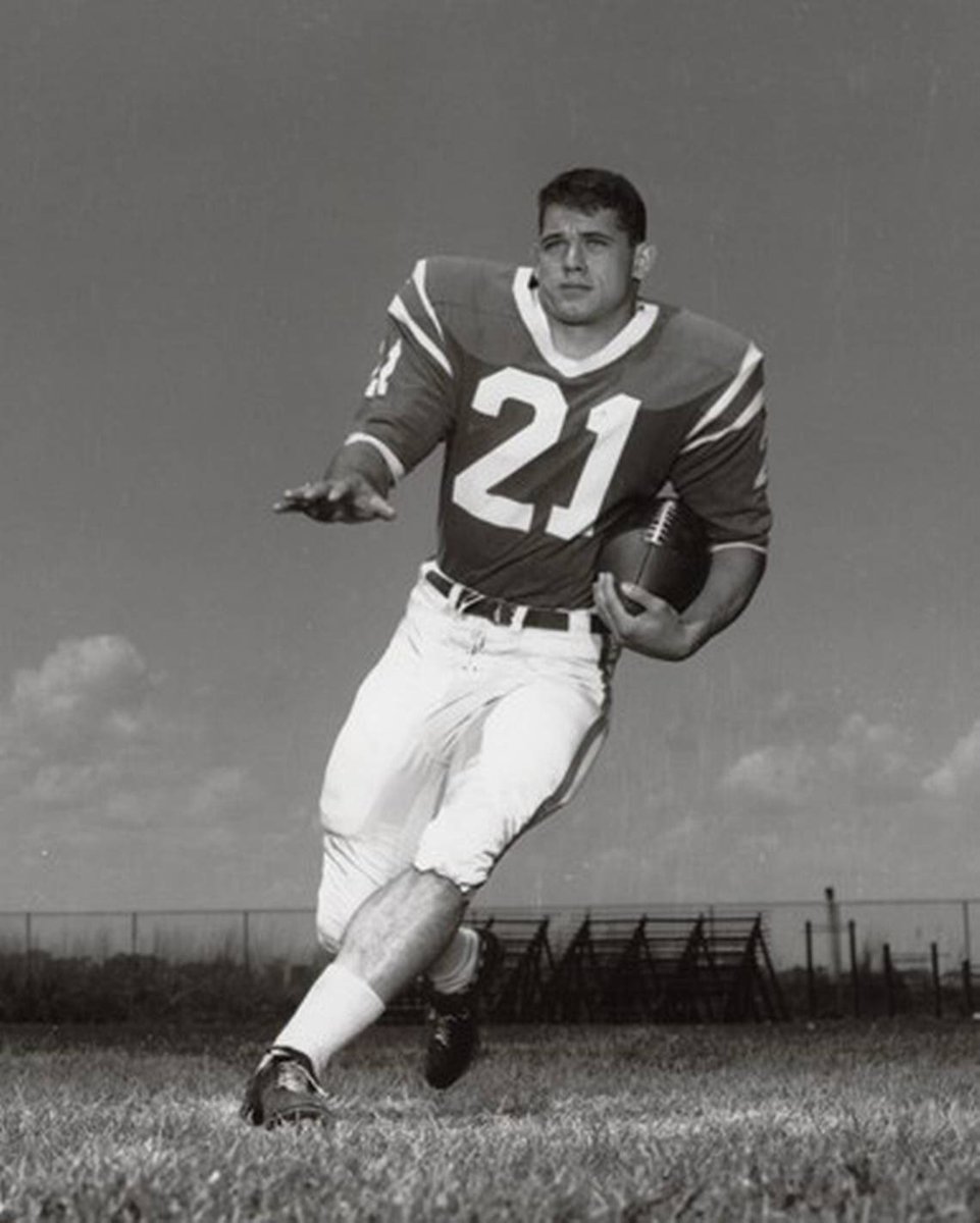 wildcatnews's tweet photo. Loved Rodger Bird’s play at Corbin and UK. His famous Street &amp; Smith Football Yearbook cover in 1965 was awesome. No face guard. Made guys tough back then. Had QB Rick Norton not been injured, the Cats would have been bowl bound. @UKFootball https://t.co/cu08hTDt47