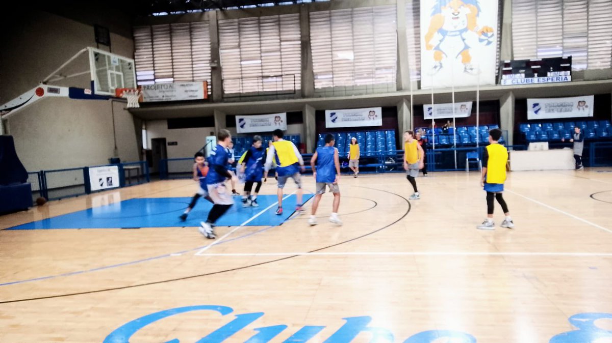 tv_esperia's tweet photo. Acontece neste momento, no Clube Esperia, o treino de basquete masculino, da categoria sub-14, orientado pelo professor Rafael.
Vamos, pessoal!

📸: Reprodução/ @felixsimplicio
📝: Reportagem/ @lucca_fazzi
#esperia #datafootweb https://t.co/19qIUsii2d