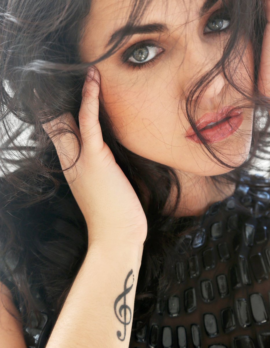 angelicasalem's tweet image. Love me a @ Fadil Berisha throwback 😭 Manifesting &amp;amp; motivating today 🙏🏻 #HappyMonday #InArenaHost #Seattle #model #photoshoot #host #singer