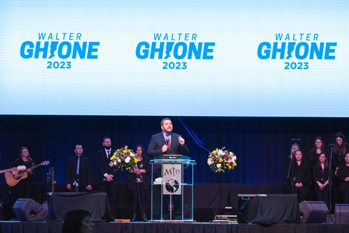 Asoma en la política la punta de un iceberg evangélico

👉Leé la nota en apurainfo.com/asoma-en-la-po…