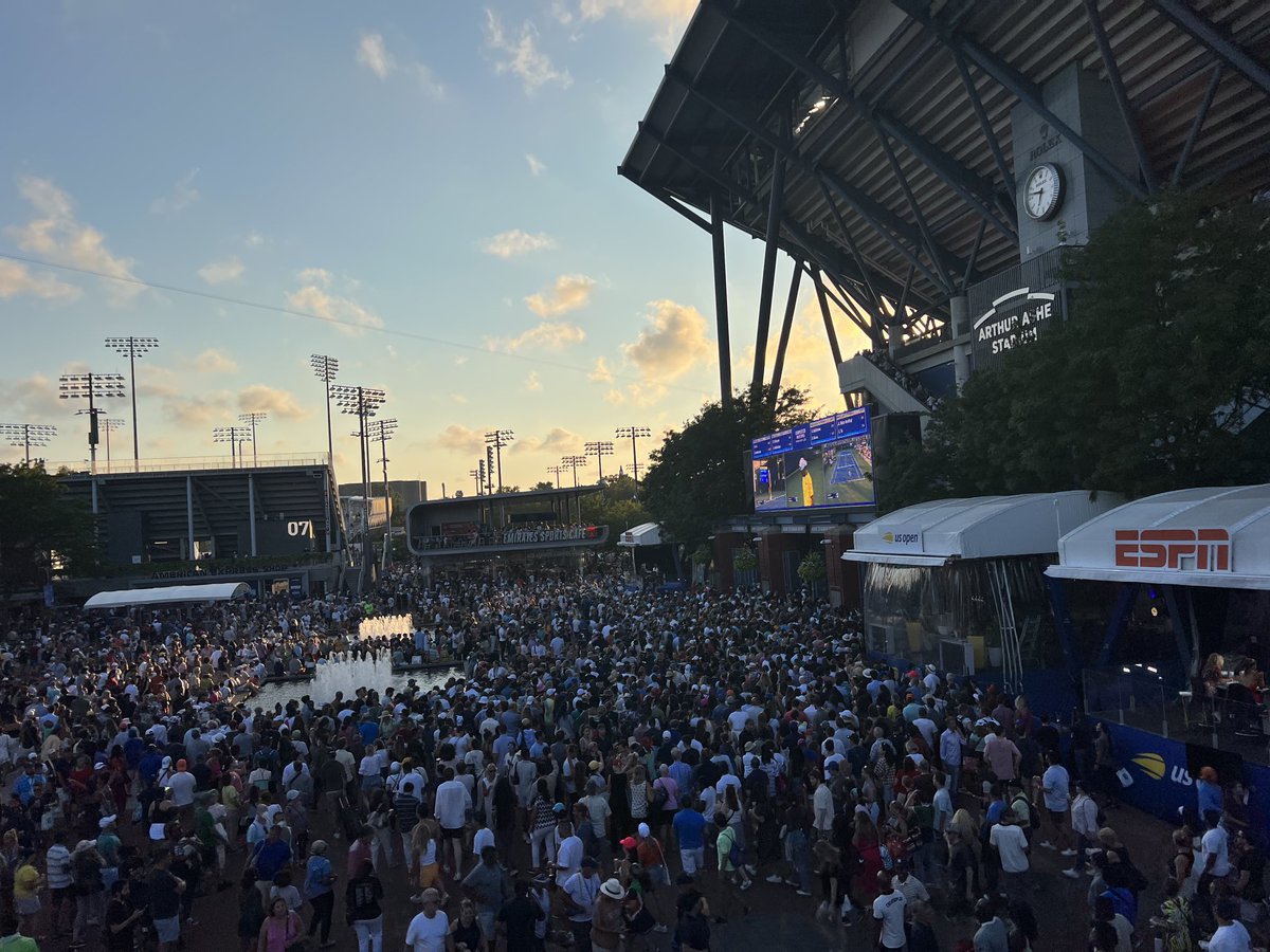jonathan_ngai's tweet photo. It’s quite an atmosphere building here in NY!! #usopen2022 #serena #serenafarewell https://t.co/Vb04VPdFoU