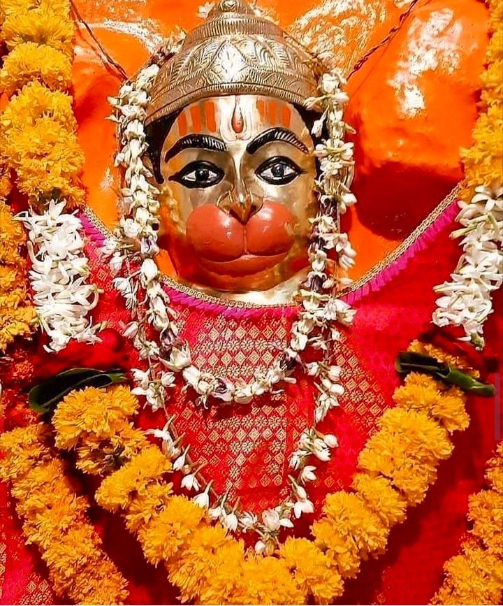 767PrabhakarAi5's tweet photo. 🌺Idol of Deity Hanuman is mostly red in colour Once when Hanuman was proceeding to Lanka carrying the Dronagiri mountain, Bharat struck Him with an arrow and wounded His leg. This wound healed with the application of oil and sindur, hence श्री हनुमान is fond of them. श्री राम 🚩 https://t.co/dZ0WTQL1u8