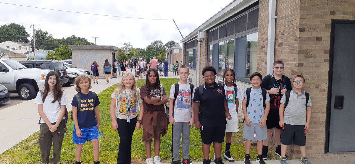 Keith Tonn (@keith_tonn) on Twitter photo It was an exciting first day of school at Mark Twain Elementary. The sky is the limit for these Comets! #TeamTwain #FraserFamily It was an exciting first day of school at Mark Twain Elementary. The sky is the limit for these Comets! #TeamTwain #FraserFamily