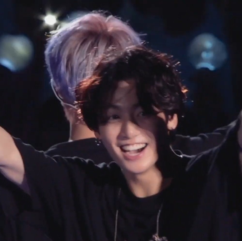 jmnverse's tweet photo. THE LITTLE STAR ABOVE HIM???? https://t.co/as7i6ZJBZm