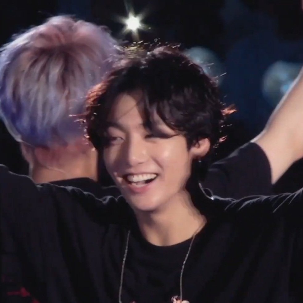 jmnverse's tweet photo. THE LITTLE STAR ABOVE HIM???? https://t.co/as7i6ZJBZm