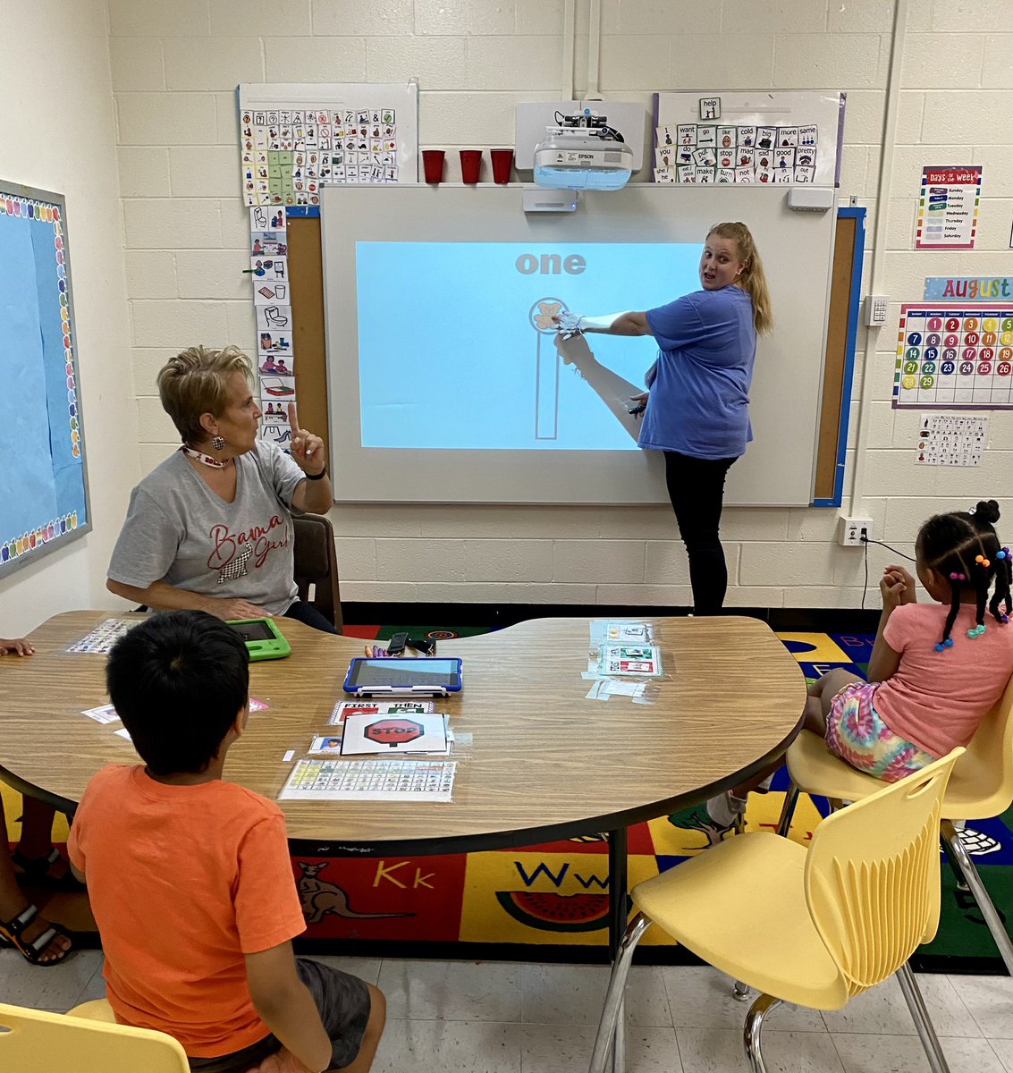 JessieLeyden's tweet photo. Students in Ms. Maddie’s class worked on number identification & one-to-one correspondence through the use of Touch Math supports and various counters & math manipulatives.🐻🧮👏🏻#smallgroupwork #differentiation @FCS_SEC @Alpharetta_ES @cel578 @BlakeMcGahaFCS @DrRachelFCS https://t.co/pYajeLC85G