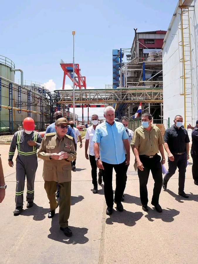 AmarisAylaQba's tweet photo. 😁Con el "PIE EN EL ESTRIBO",  nuestro querido General de Ejército #Raúl junto a @DiazCanelB en la termoeléctrica de Felton❗
Vencereeeeeeemos❗
Me siento alegre😂😂😂😂 https://t.co/bACO4h3H0C