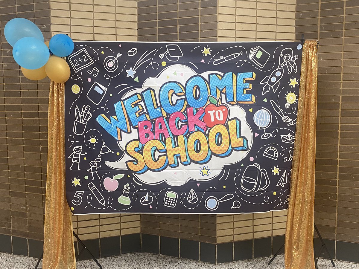MarsonRichards1's tweet photo. Happy First Day of School @pgcps! I spent the day with the wonderful students and staff of @kenmoor_middle. It was a great day of teaching and learning! @Rebecca10273280 @vickermcclain @DCLeads4Change @PGCPSTAG https://t.co/iPTlPiJV9f