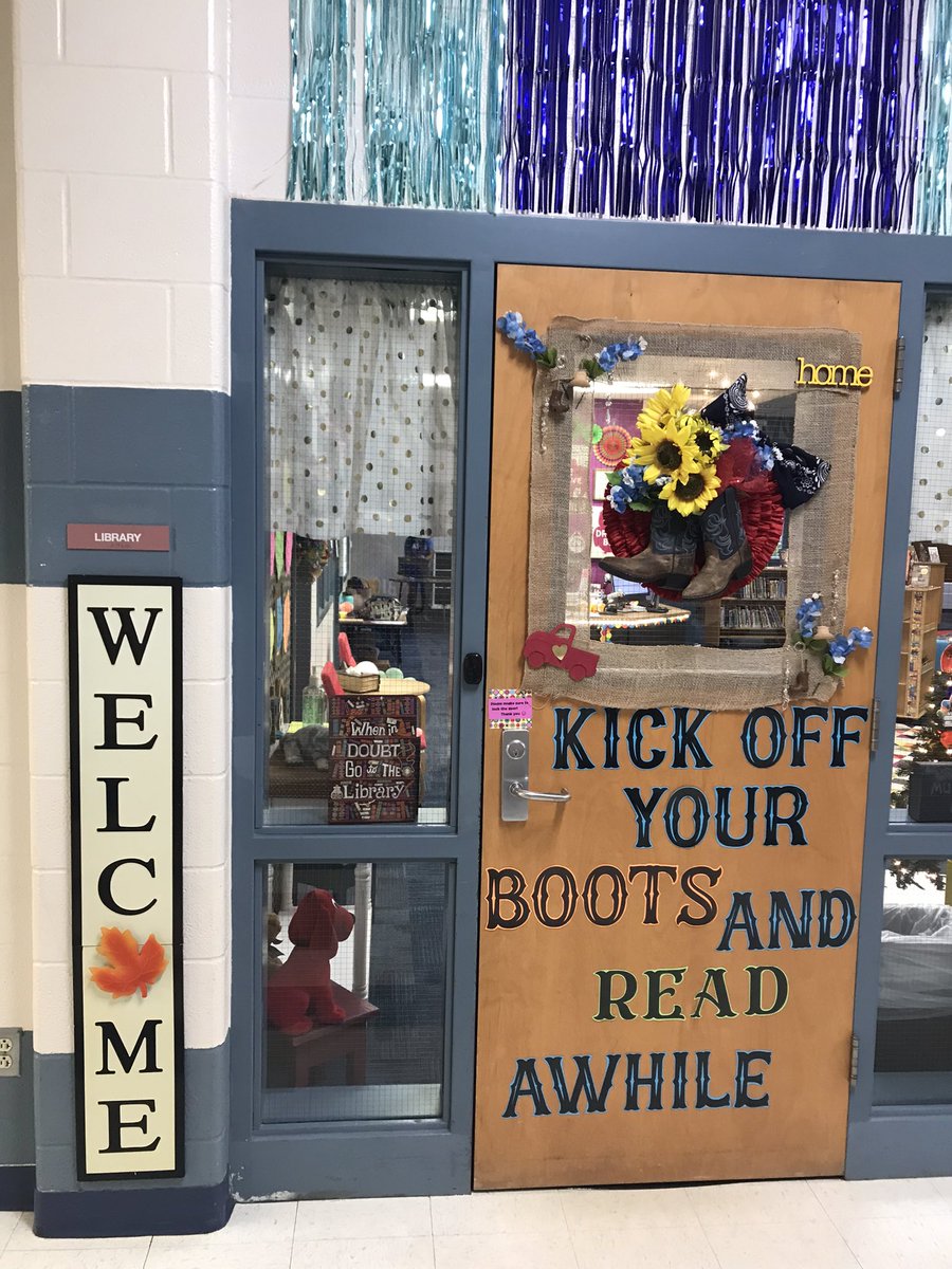 FORESLIBRARY's tweet image. ✔️Welcome sign ✔️cute Texas door decor ✔️ catchy saying ✔️ inviting environment = priceless