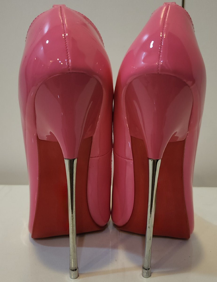 LATEXCD1's tweet photo. #妓女 #SLUT #婊子 #BITCH #高跟鞋 #HIGHHEELS #高跟長靴 #HIGHBOOTS #乳膠 #LATEX #旗袍 #露出 #高潮��� #BDSM #CD #偽�� #母豬

新買的16CM女王妓女高跟鞋終於到了  跟12CM高跟鞋對比一下  穿着走路真的超高貴淫蕩 https://t.co/fDUa1inCVY