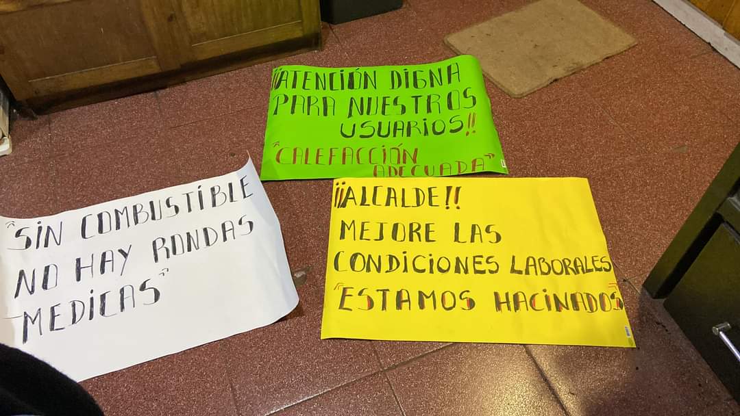 llabaro37's tweet photo. Seguimos pegando carteles ,colocando globos y 🤷 NADA !!!
Qué pasará con las visitas domiciliarias mañana, pasado y siguientes ? 
Pacientes postrados,con requerimiento de seguimiento 🧐

@Juaneduardoconc 
@Castro_APS 
@Corpocas 

#APS 
#APSCastro https://t.co/ptD1h2dcQ3