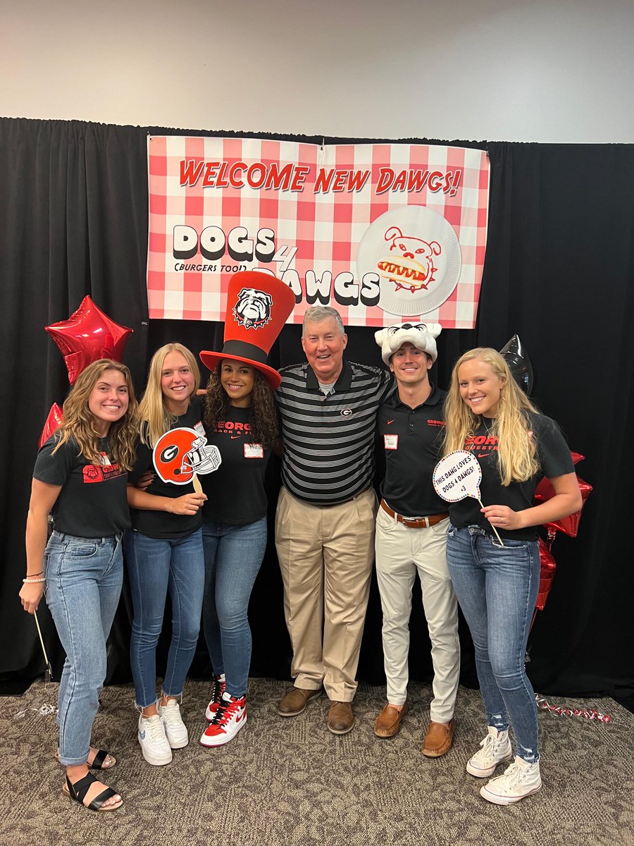 Life is better with Dawgs 🌭 🐶 Shoutout our SAAC Exec representing at the Welcome Dinner tonight with Dr. Bill McDonald! @UGADofS #TheGeorgiaWay | #GoDawgs