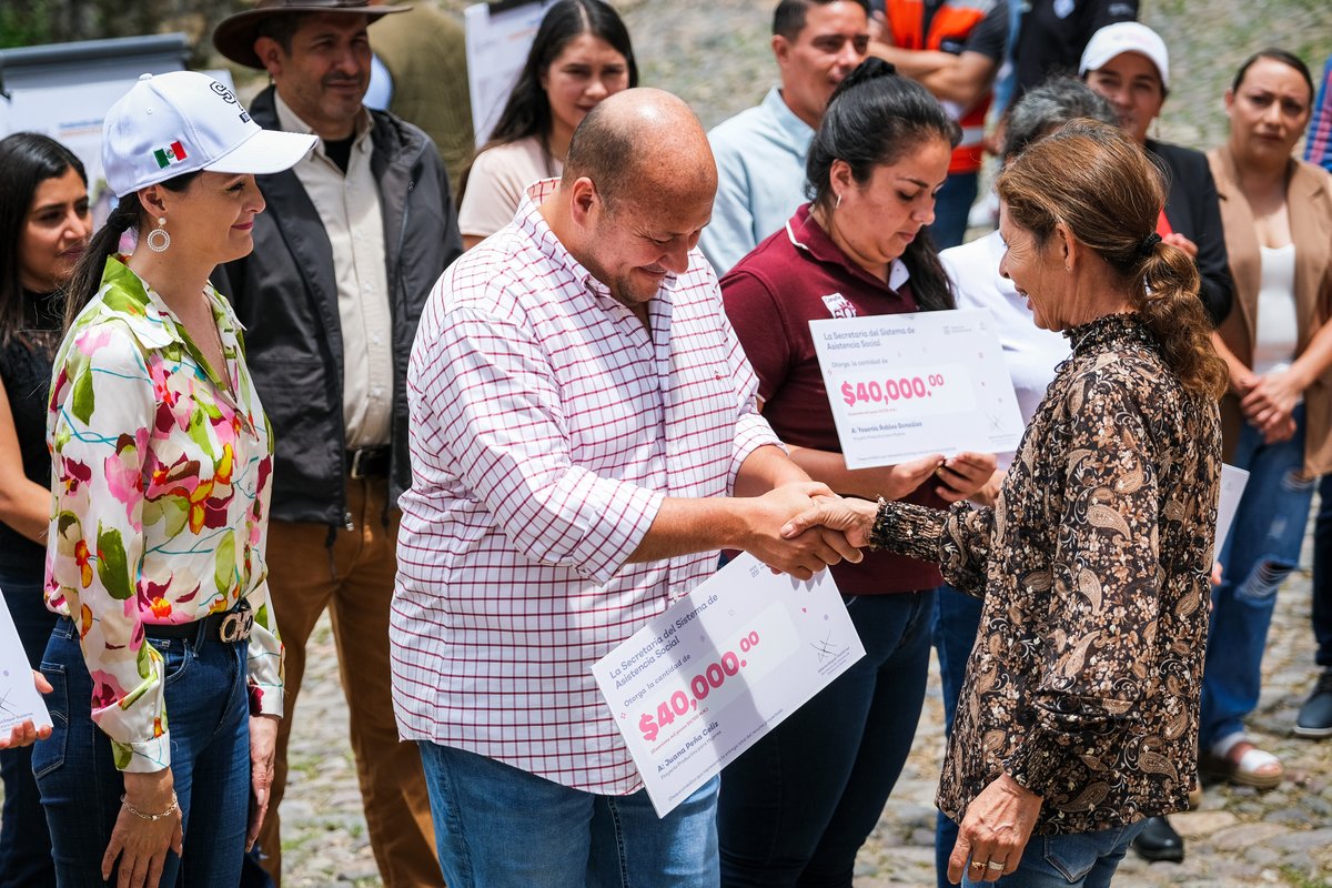 EnriqueAlfaroR's tweet photo. De viernes a hoy, lunes, nos aventamos un recorrido por Ameca, Mascota, Atenguillo, San Sebastián del Oeste y Pto. Vallarta para entregar apoyos y arrancar obras que responden a las peticiones más sentidas de la gente: salud, educación, espacios públicos, medio ambiente y calles. https://t.co/CQM8IHUlUa