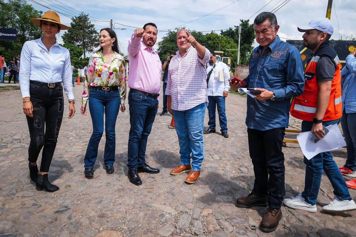 EnriqueAlfaroR's tweet photo. De viernes a hoy, lunes, nos aventamos un recorrido por Ameca, Mascota, Atenguillo, San Sebastián del Oeste y Pto. Vallarta para entregar apoyos y arrancar obras que responden a las peticiones más sentidas de la gente: salud, educación, espacios públicos, medio ambiente y calles. https://t.co/CQM8IHUlUa
