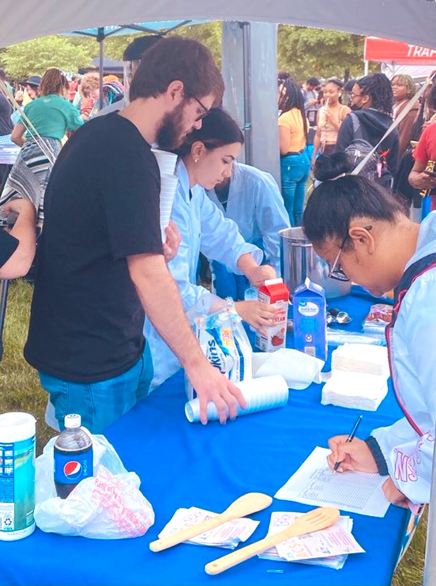 #TeamLiquidNitrogenIceCream aka <a href="/wsu_acs/">ACS Wayne State</a> was at #FestFall today! #wsuchemistry #wsuacs #weallscreamforicecream 🍦