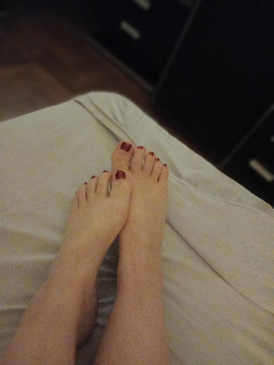Contessaqb1's tweet photo. In red ❤#feetfethish #feetfinder #feetpicsforsales #Feet #feetlove #feetdm https://t.co/gG5Npdfql7