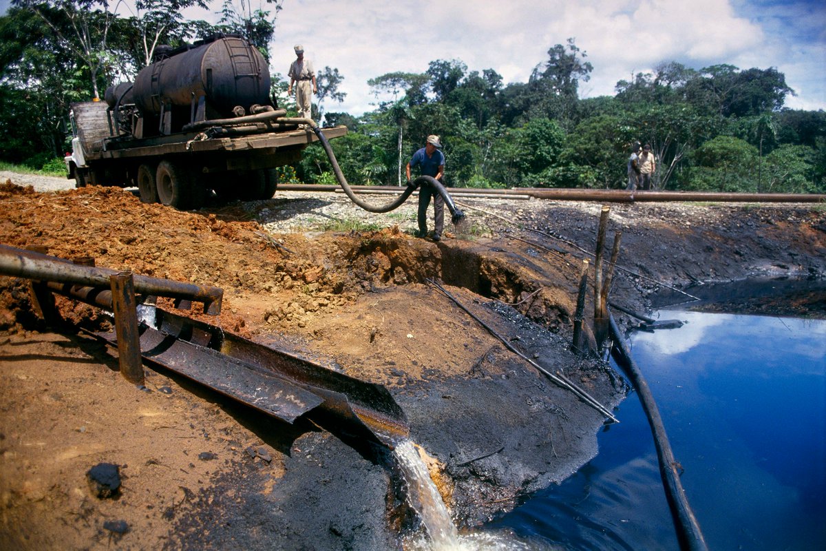 SDonziger's tweet image. Shocks the conscience: @Chevron used its 1,000 toxic oil pits in Ecuador to siphon waste into trucks that it sprayed along dirt roads in the Amazon. These practices created a mass cancer epidemic; thousands have died.

This is ecocide. Chevron must be held fully accountable.