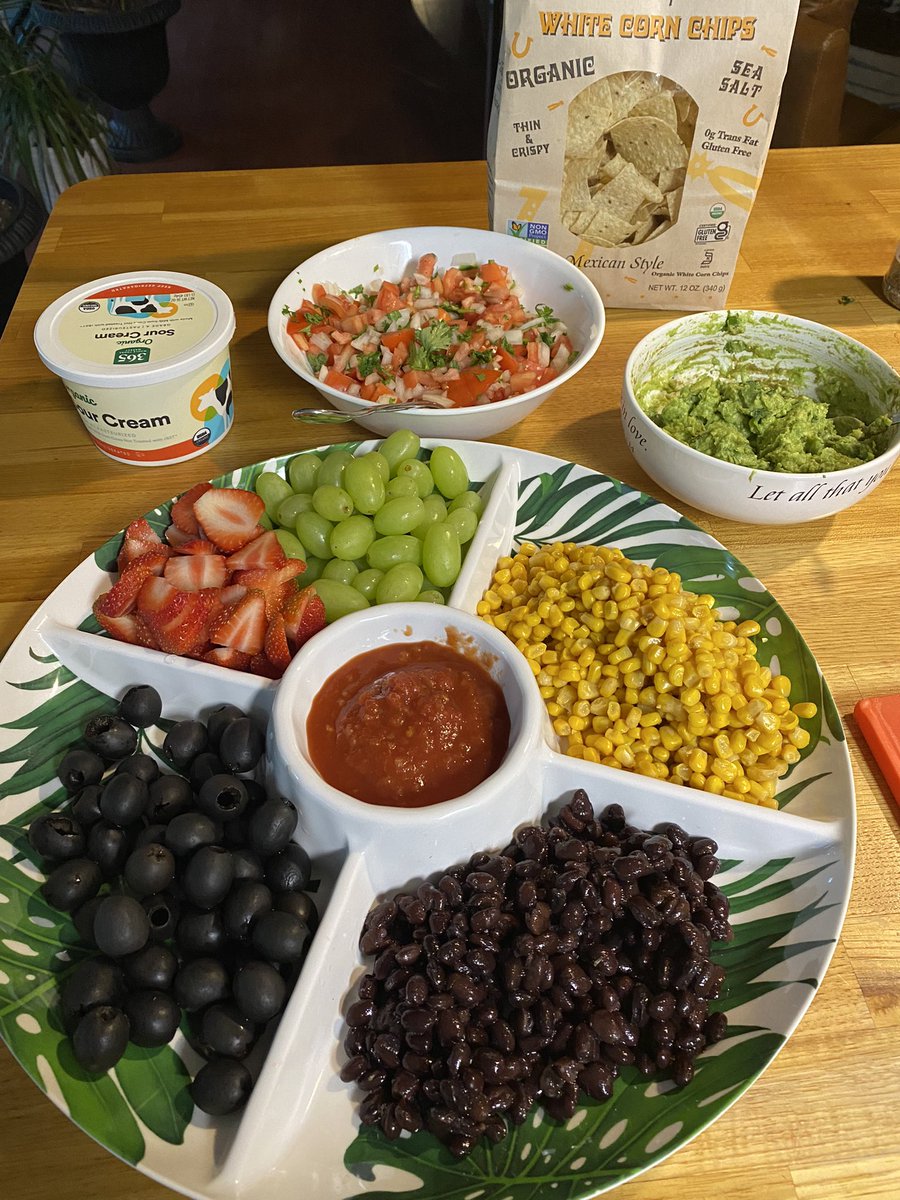 joyintheprocess's tweet photo. Eat the rainbow. Salsa chicken in the crockpot with all the fixins! Homemade chipotle. Build your plate! How many colors do you have?
As much from your own garden as possible and organic for the rest! #EatClean #EatColorful #commit #nutrition https://t.co/HI0deN6Oi1