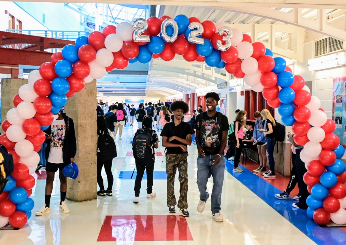 MrECFisher's tweet image. 1st day of school for our SCHOLARS at @MCPS Albert Einstein High School!! ✨️✨️ Opening day went off without a hitch👍🏾 EINSTEIN IS THE PLACE TO BE!!! 📚🍎🎓
#BackToSchool #MCPSFirstDay #firstdayofschool #mcps1stday #aehs