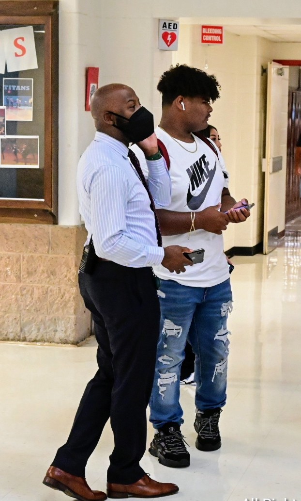 MrECFisher's tweet image. 1st day of school for our SCHOLARS at @MCPS Albert Einstein High School!! ✨️✨️ Opening day went off without a hitch👍🏾 EINSTEIN IS THE PLACE TO BE!!! 📚🍎🎓
#BackToSchool #MCPSFirstDay #firstdayofschool #mcps1stday #aehs