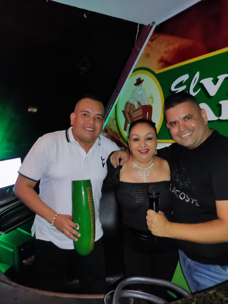 juliorumba's tweet photo. En el viejo barril con dolly Flores fredy y @juliorumba @elviejobarril15 https://t.co/T8rltSjNGa