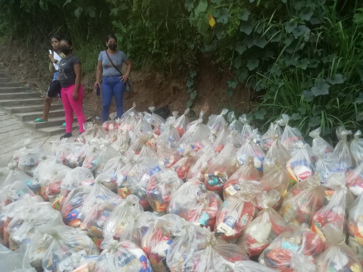 #PueblosUnidosPorLaPaz
#Organizar
#Unir
#Sumar
#Triunfar
#SoyComunicadorClap
Hoy, recibimos firmes contra cualquier obstáculo el beneficio alimenticio a través del #Clap gracias a las políticas de protección social de nuestro querido <a href="/NicolasMaduro/">Nicolás Maduro</a> 👏👏🏻👏
🚩🚩🚩 <a href="/dcabellor/">Diosdado Cabello R</a>