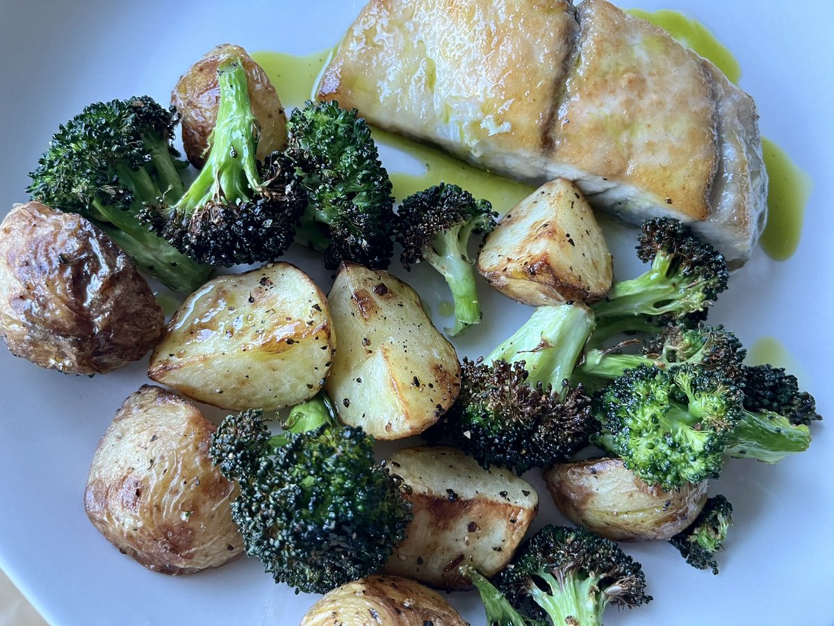It’s what’s for dinner tonight…Pan fried barramundi drizzled with basil oil, roasted lemon garlic potatoes and broccoli. #weekdaymeal #Philly #Foodie