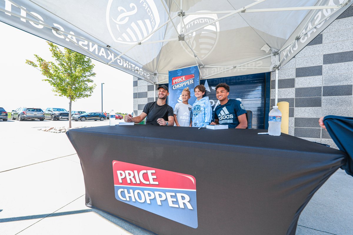 sportingkcyouth's tweet photo. It's a good day when you get to play soccer 𝒂𝒏𝒅 meet John Pulskamp and Kayden Pierre!

One of our favorite moments of Sporting Classic 💙

#SportingKC | @my_pricechopper https://t.co/pHC64pk85B