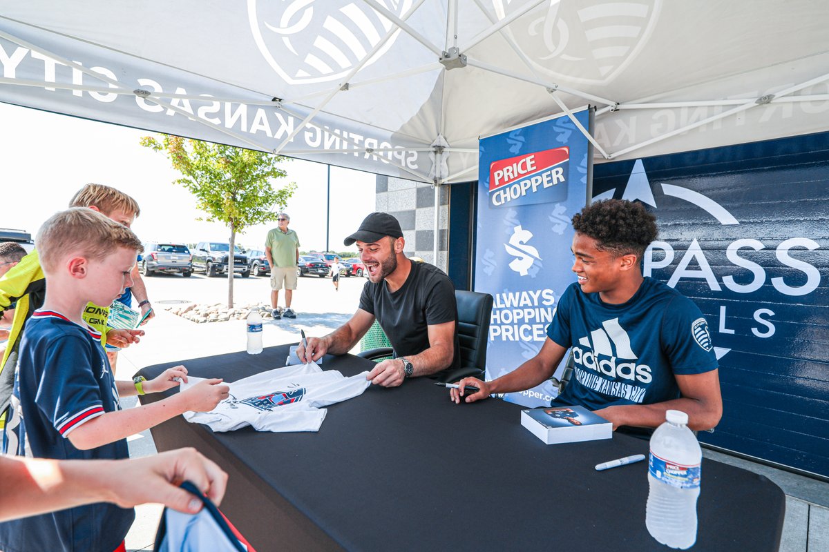 It's a good day when you get to play soccer 𝒂𝒏𝒅 meet John Pulskamp and Kayden Pierre!

One of our favorite moments of Sporting Classic 💙

#SportingKC | <a href="/my_pricechopper/">Price Chopper</a>