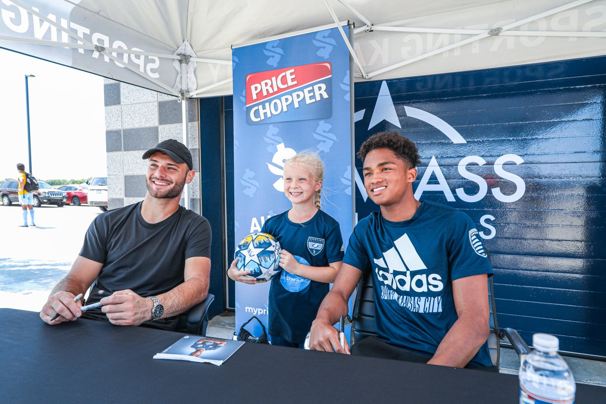 sportingkcyouth's tweet photo. It's a good day when you get to play soccer 𝒂𝒏𝒅 meet John Pulskamp and Kayden Pierre!

One of our favorite moments of Sporting Classic 💙

#SportingKC | @my_pricechopper https://t.co/pHC64pk85B