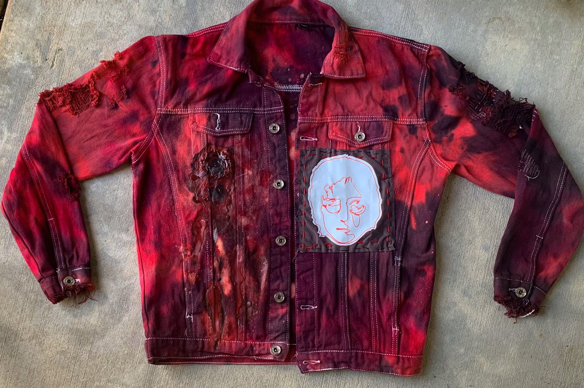 DieDesignCo's tweet image. Custom Jacket #5? ☑️ 
I never thought I’d be dying, sewing, pressing vinyl, and painting on the same jacket. I’m so happy to be apart of this project @TheToneStallone 
📩 hit me up for custom apparel 🤞🏼🤍