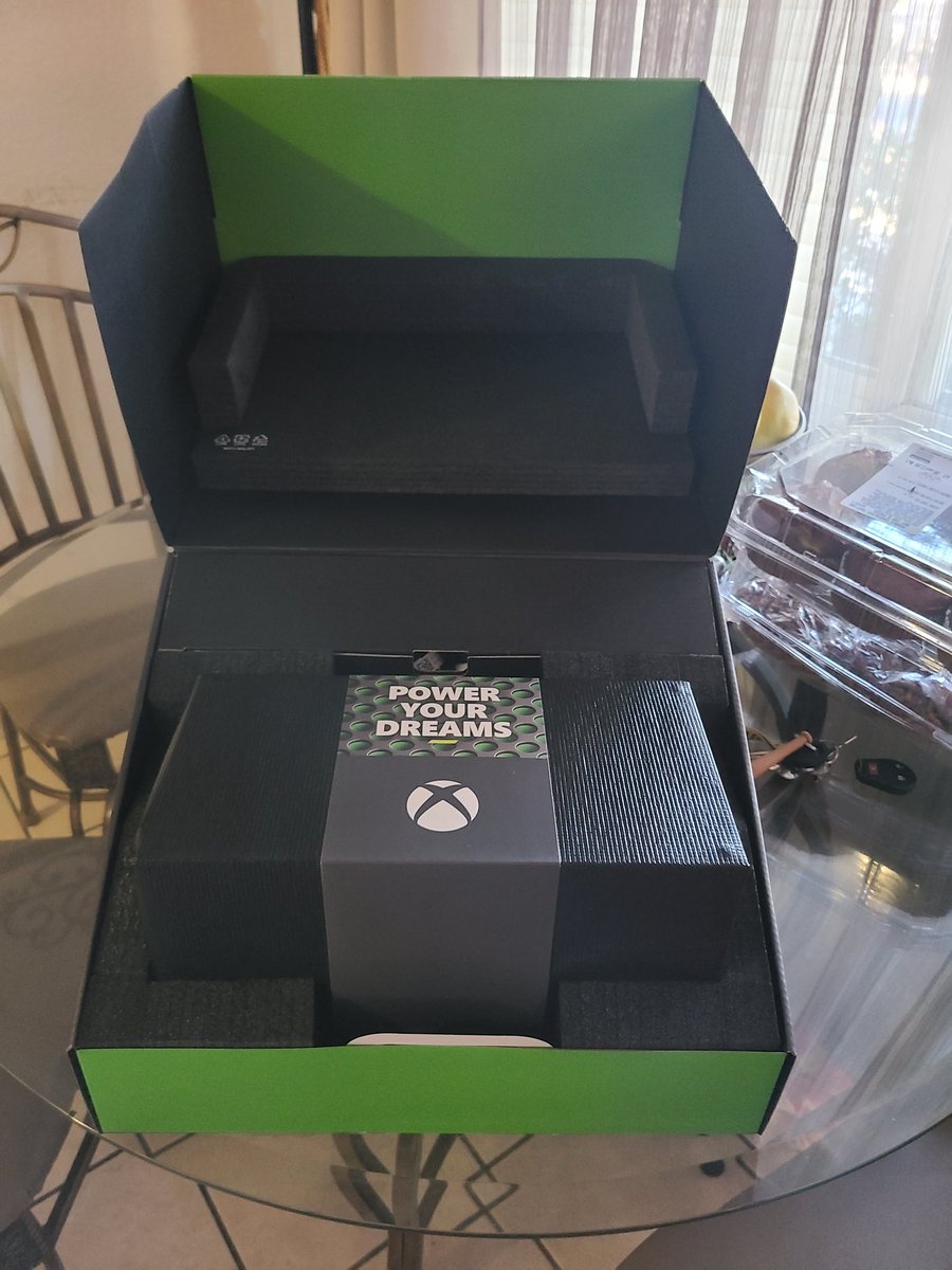MetalGamer2187's tweet photo. I've been loyal to #Playstation since 1999 but I decided to give #Xbox a chance. It's been almost 2 months and I'm loving my #SeriesX. https://t.co/UxeJnIHYQ0