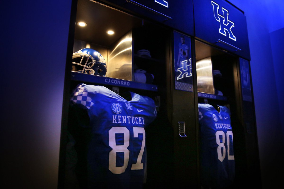 Tyson_SteeleDA's tweet photo. Live look inside of the Kentucky Locker room. https://t.co/VKjHBGzfnV