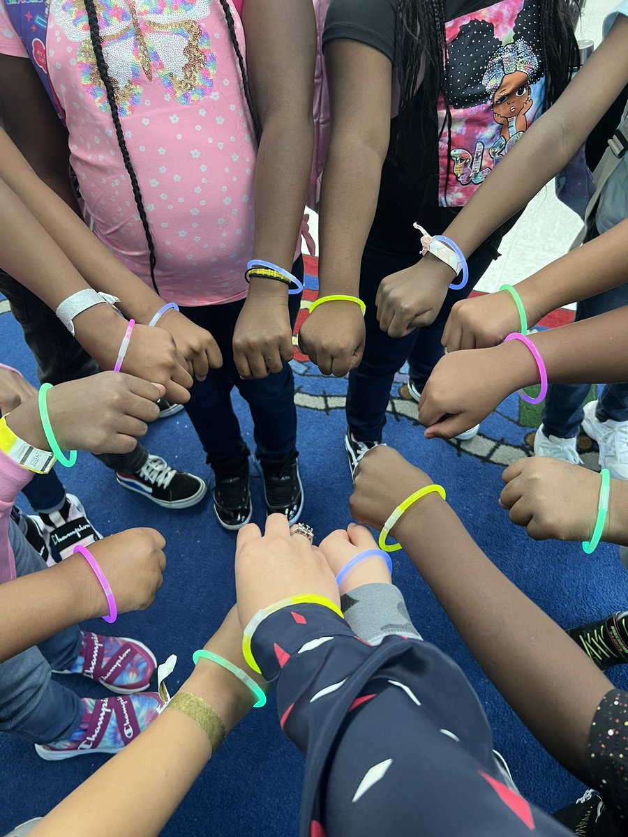 gesselle_m's tweet photo. It was great meeting you all today! You did a good job in the first day and I know you will be for this school year! Welcome to third grade! 
#WatchUsThrive https://t.co/FYAcuahHhr