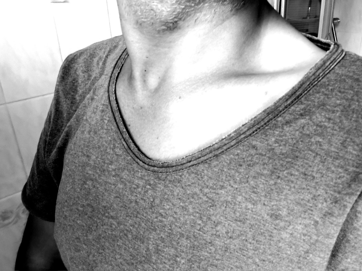 EarlJGray's tweet photo. #collarbone, #neck, #beard, #earlygrey https://t.co/J2Ma5yQtzg