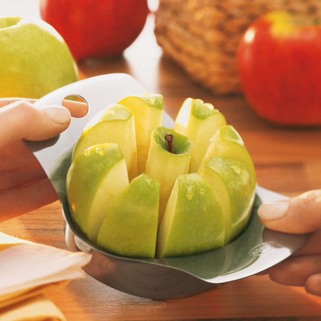 LocalRoot221's tweet photo. Fresh fruit has never been sweeter (or easier)! The Rösle Apple/Pear Cutter divides fruit into 8 equal parts while removing the core in one motion 🍎🍐

Shop now: https://t.co/sxhaTD7auW
.
.
.
#roesle #usa #rosle #chef #cooking #summertime #localroot #didriks #baking #homechef https://t.co/J9y72bYxjU