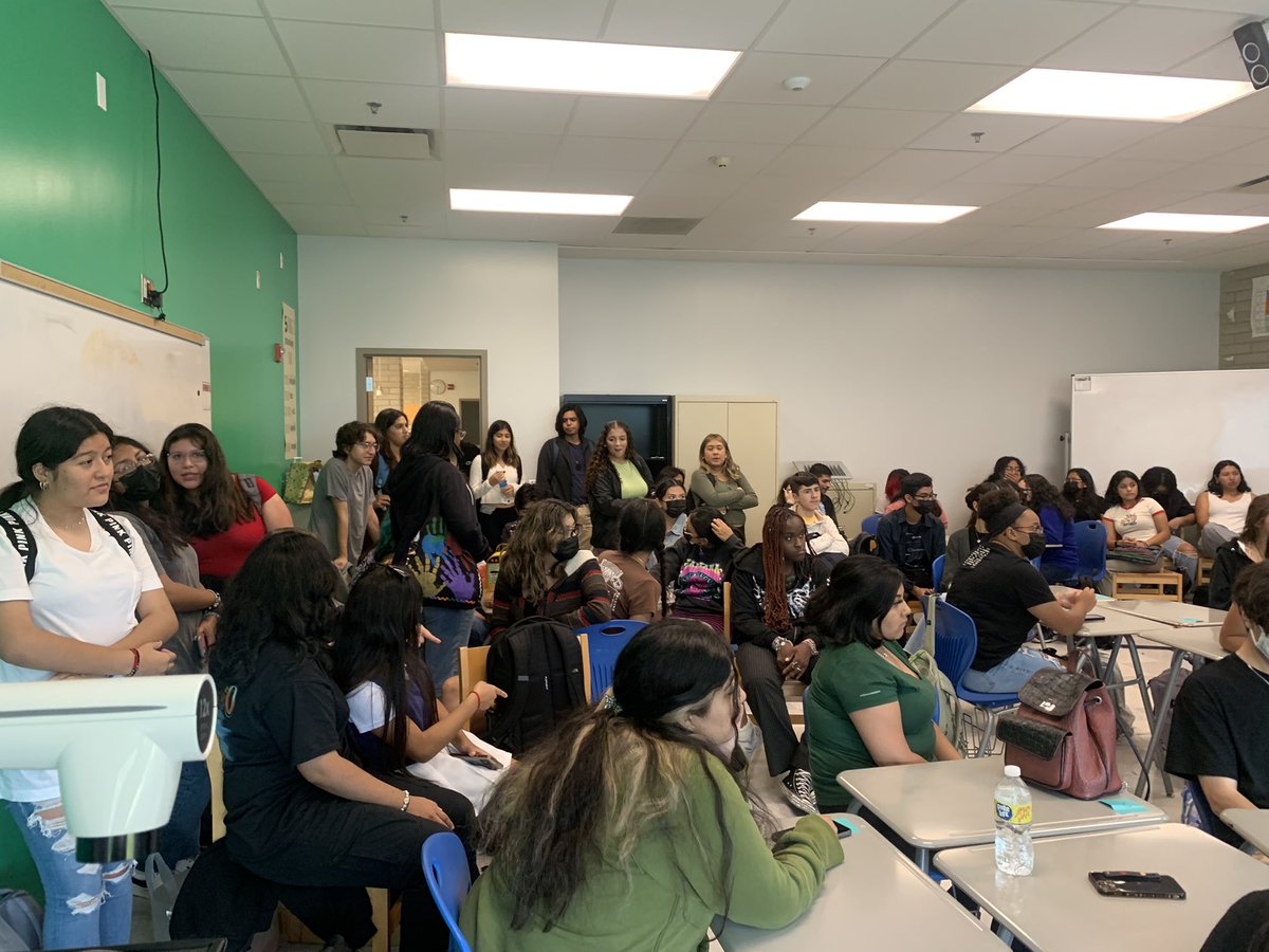 MsBTrujillo's tweet photo. Los Warriors (Latiné Student Union) held their first meeting today. Great turnout!! So excited to get this year started 😁🤗 https://t.co/p0heqoofSA