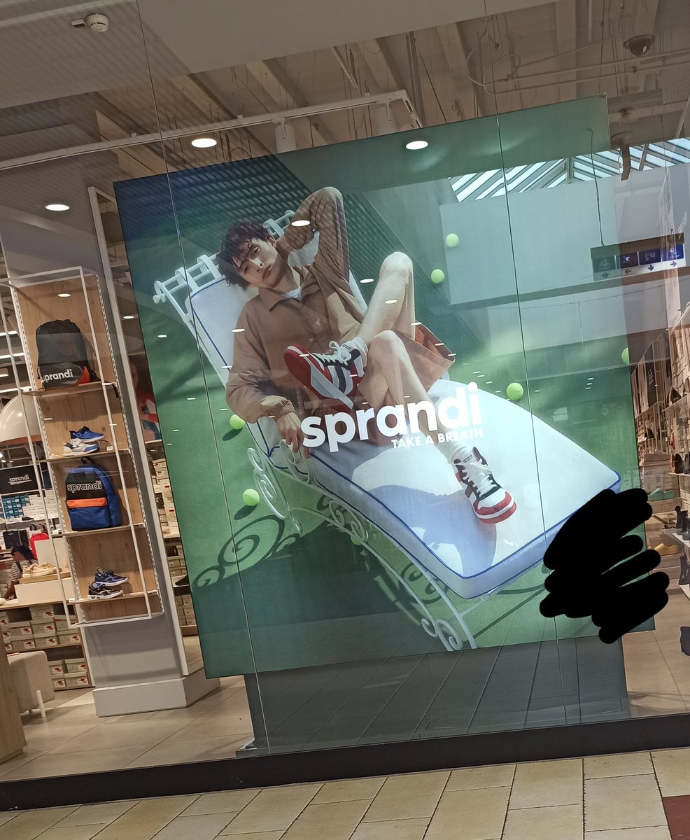 mad_xx_max's tweet photo. LOOK WHO I FOUND TODAYYY🤭❤️ (sorry, i had to cover it, my body was in it lol) @finnwolfhard #FinnWolfhard #Sprandi #CCC @Kyle_MacLachlan https://t.co/ANC49QquI7